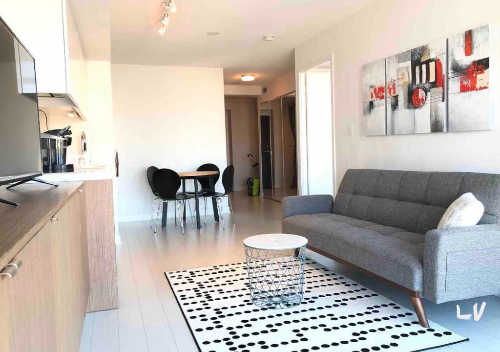 CityPlace Apartment | Luxurious 2 bedroom Condo 5 mins from the CN Tower
