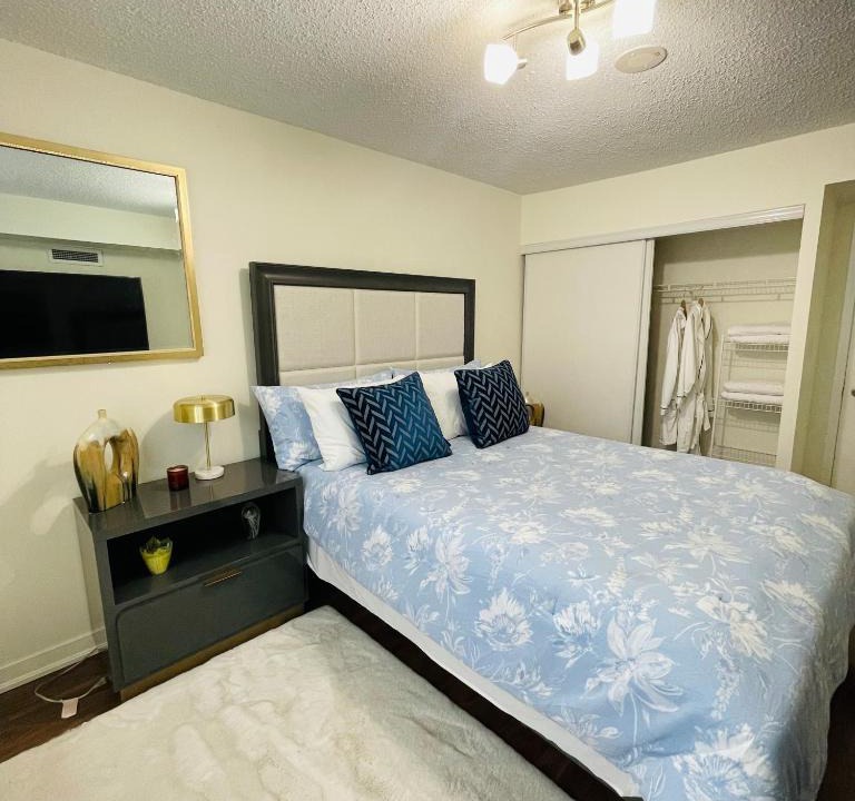 Davisville Apartment | Luxurious 2 bedroom Condo