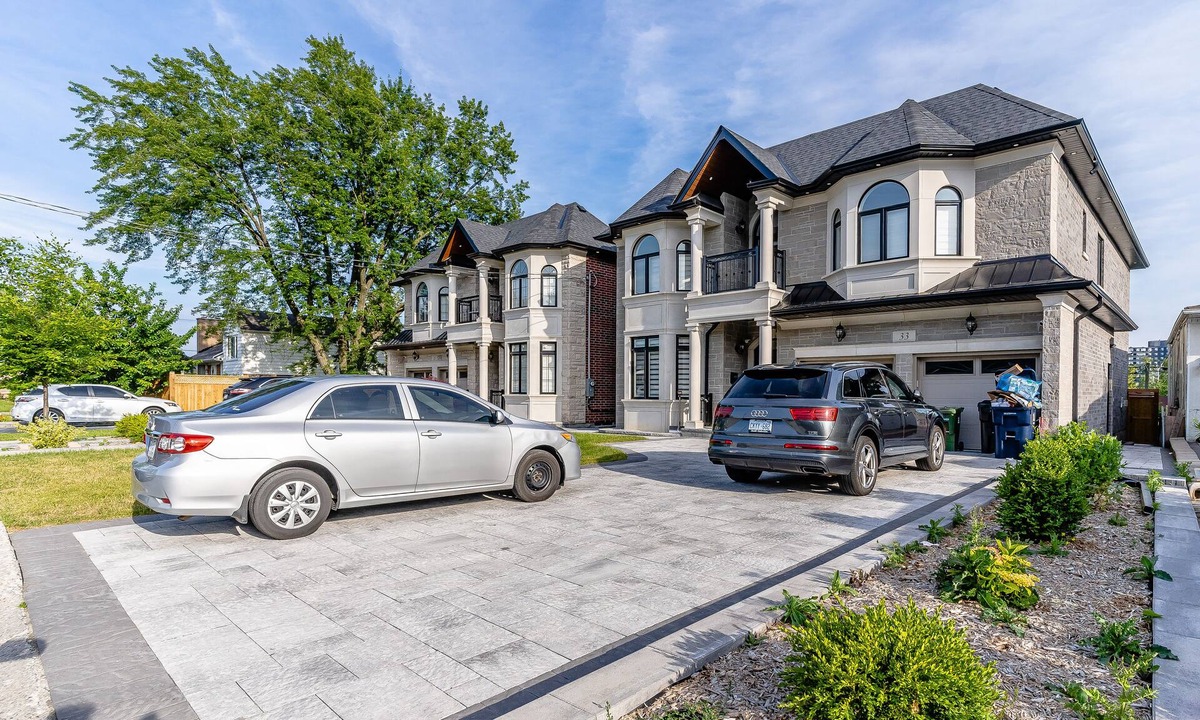 Bendale House | Luxurious Family House Near Lake Ontario