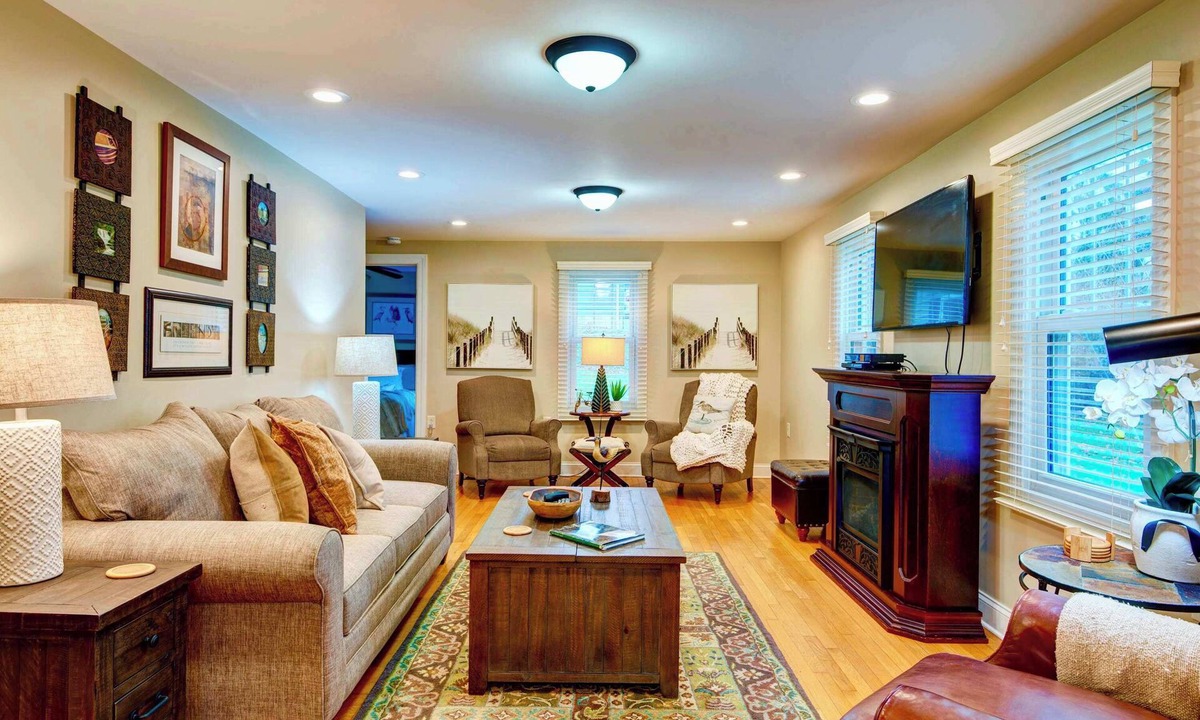 Skaneateles House | Luxurious pet friendly 3 bedroom home. Walking distance to downtown Skaneateles!