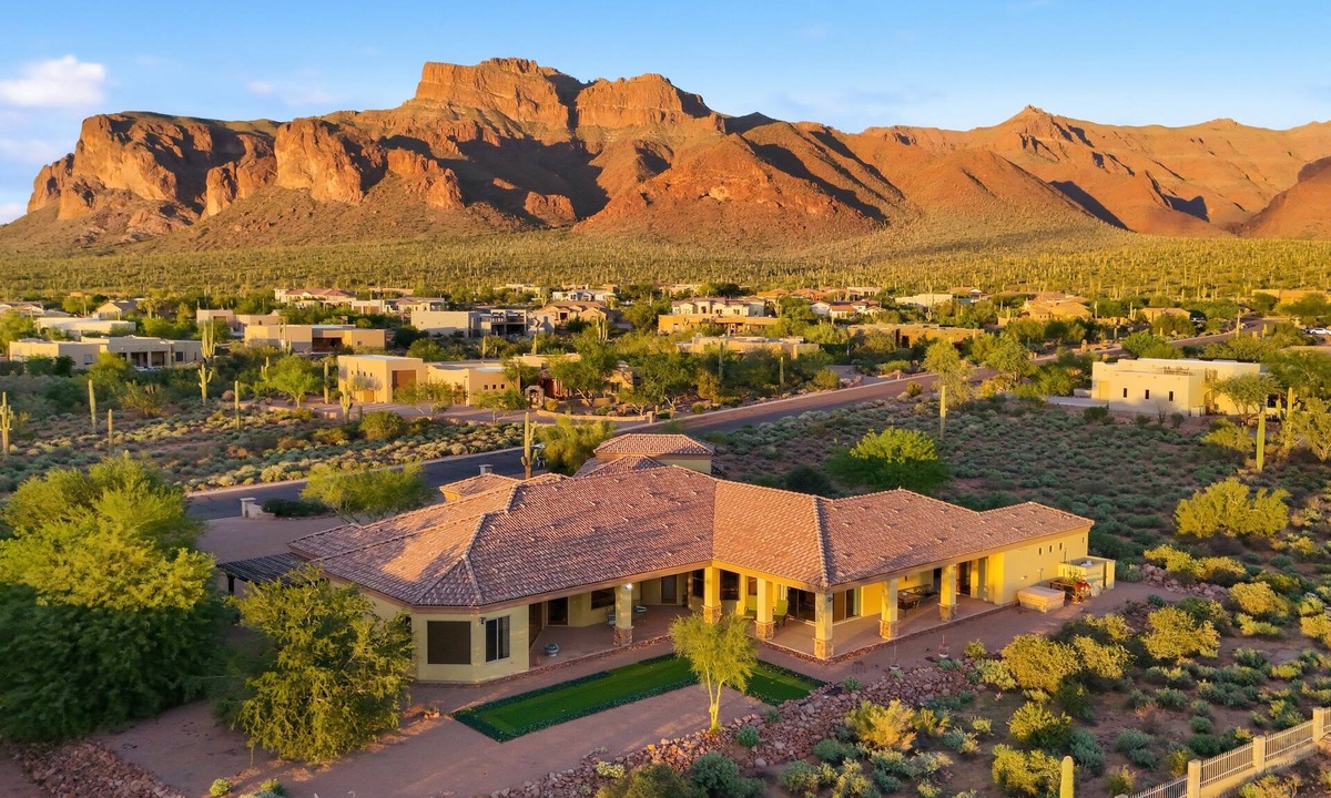 Apache Junction Bed & Breakfast | Luxurious Tuscan-style Villa with magnificent panoramic views.