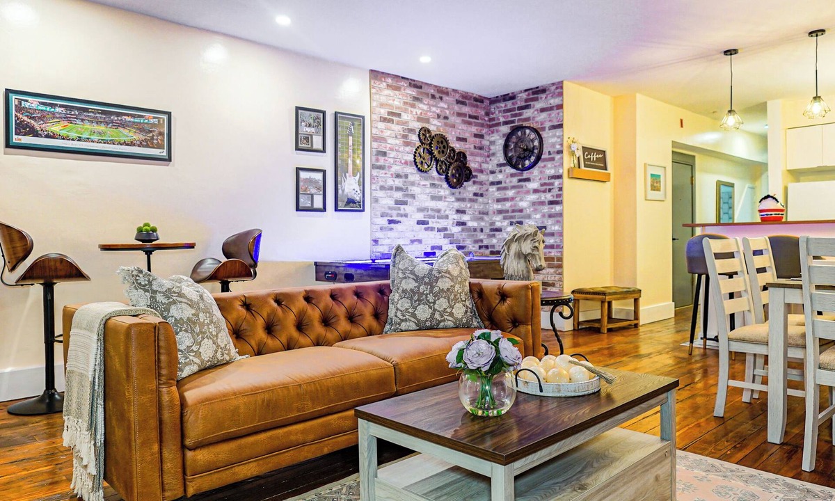Old City Apartment | Luxury 3BR/3BA Air Hockey Lounge Walkable Old City