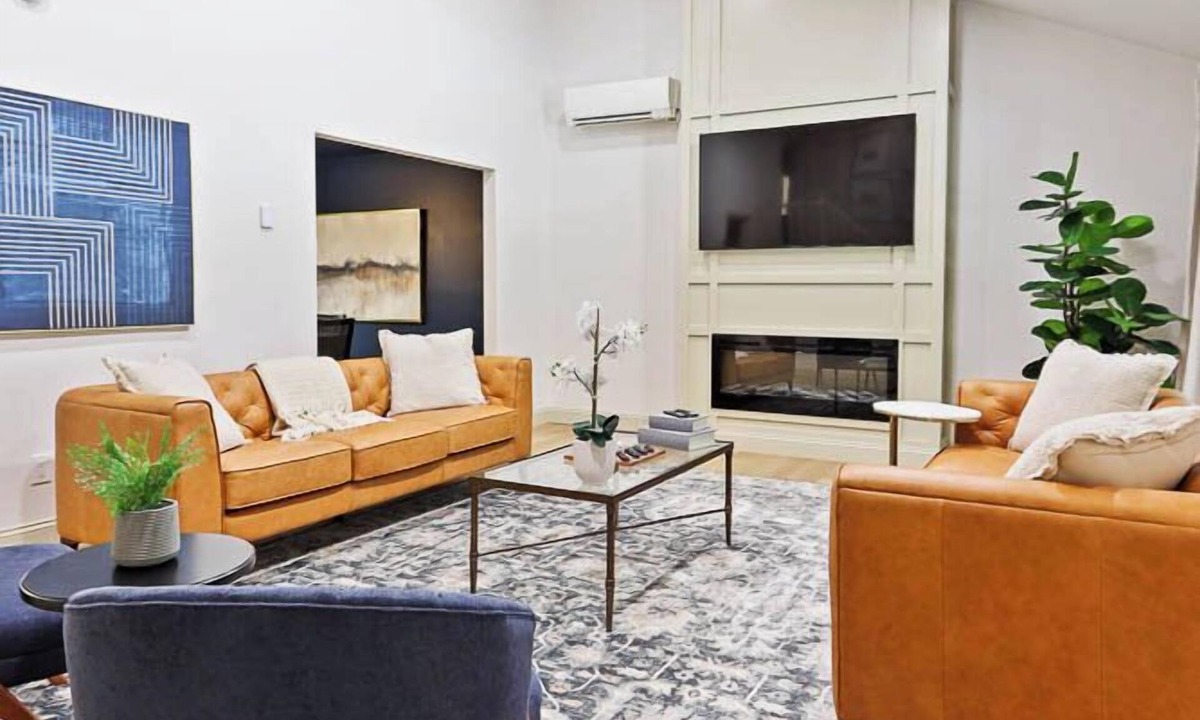Park Forest Village House | Luxury 4 Bedroom House - Mins to PSU, Sleeps 10 Guests, Large Living Spaces, Pool Table