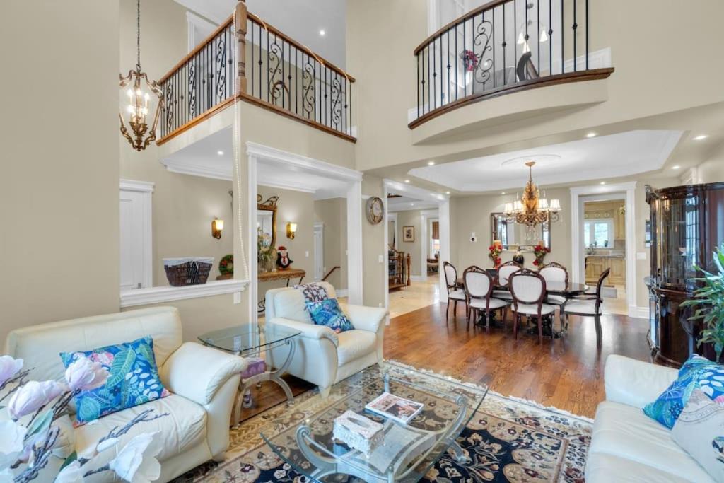 York House | Luxury 4BR - Pool Table - 10 min to Yorkdale Mall