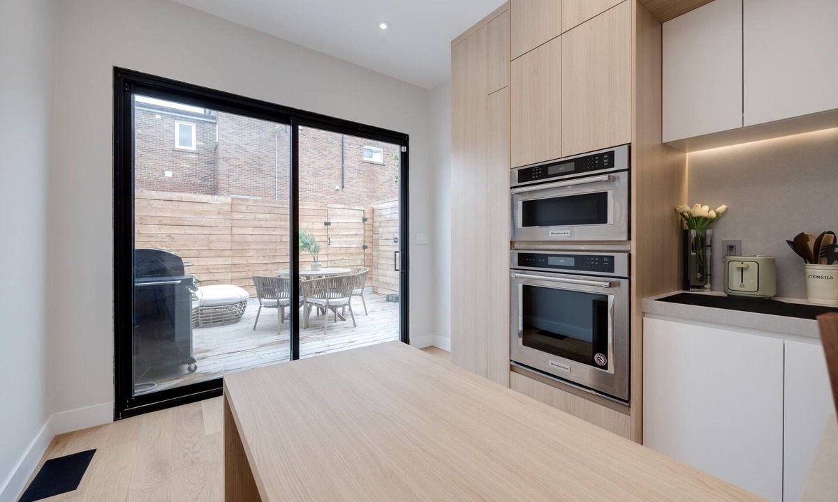 Beaconsfield Village House | Luxury 4BR /Trinity Bellwood /Free Parking, Peloton