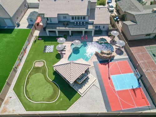 Mesa House | Luxury 6BR Retreat - Pool BBQ Theater and Games