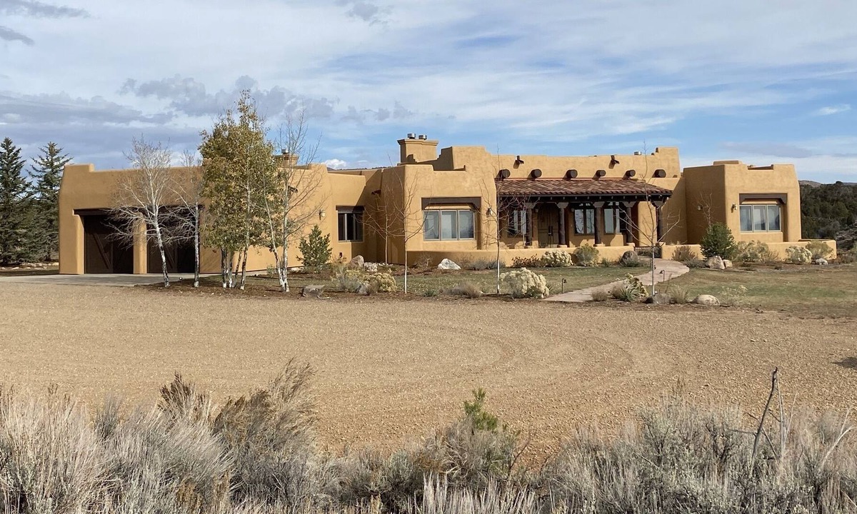 Marvel House | Luxury Adobe Style Ranch House. Bring your dogs and horses!