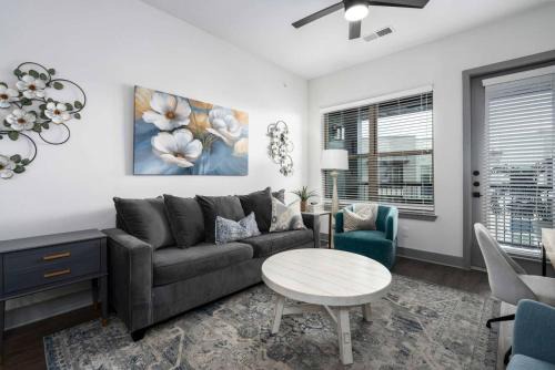 Crestline Heights Apartment | Luxury Apartment with Pool, Restaurants, Shopping)