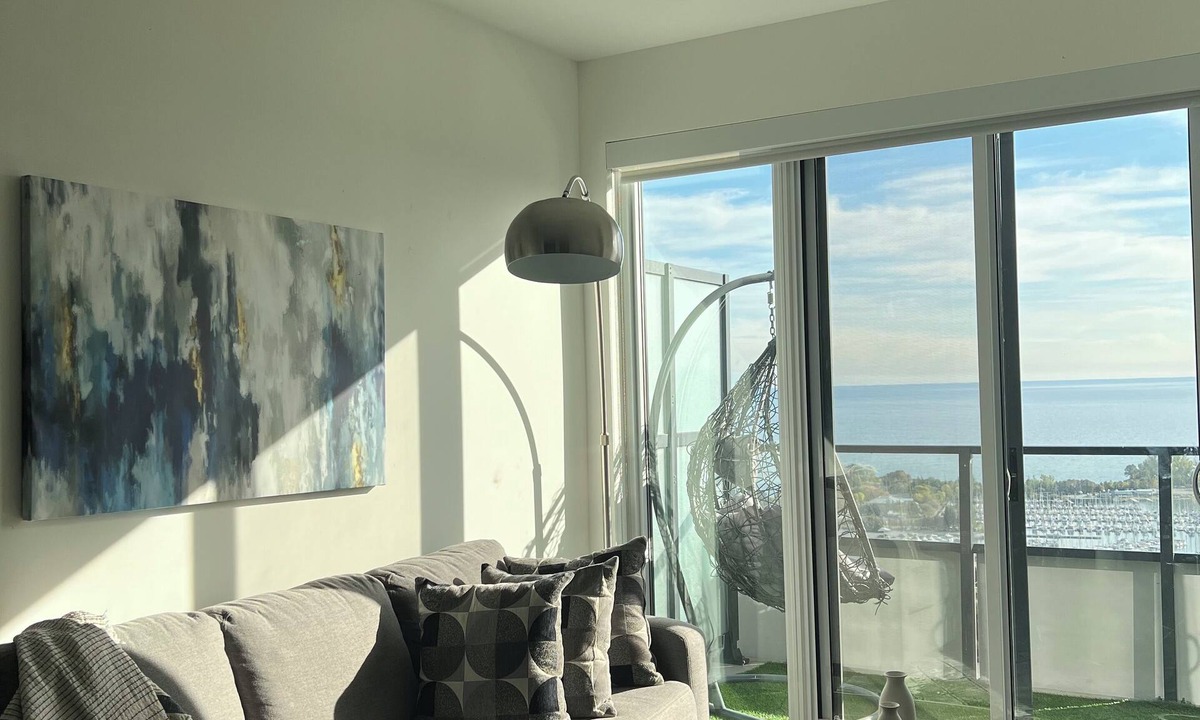 Bay Street Corridor Apartment | Luxury Cityscape 2-bedroom