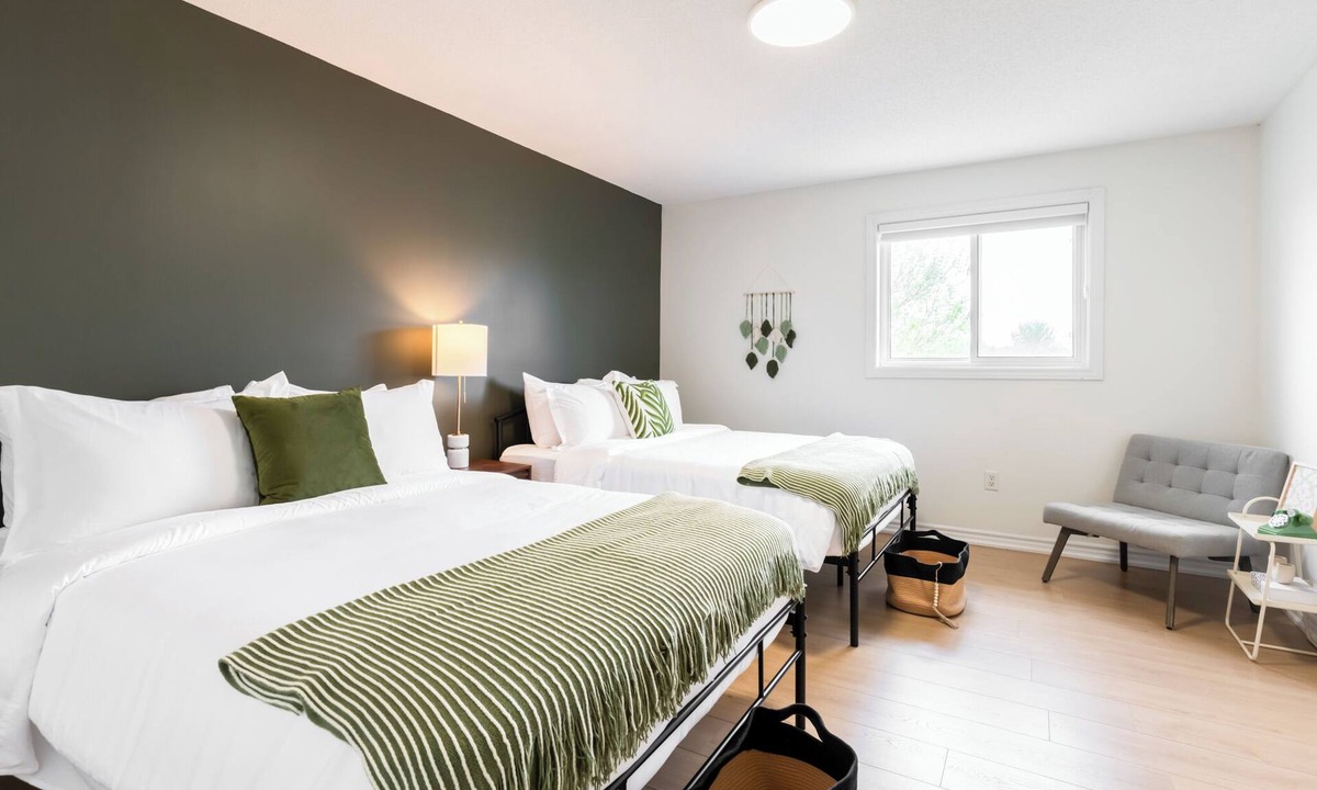 Barrie House | Luxury Cozy Family Retreat w/King Bed | BBQ Grill | Game Room | Garden View