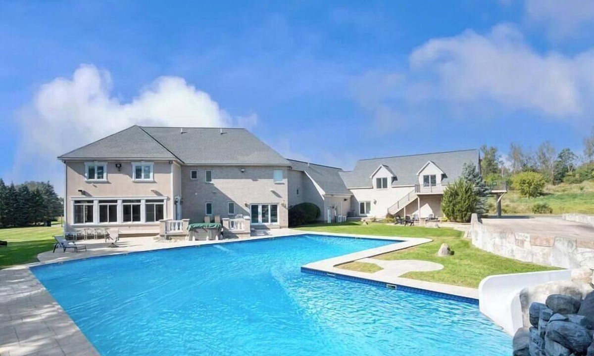 Rotterdam House | Luxury Estate with Pool, Waterslide & Hot Tub