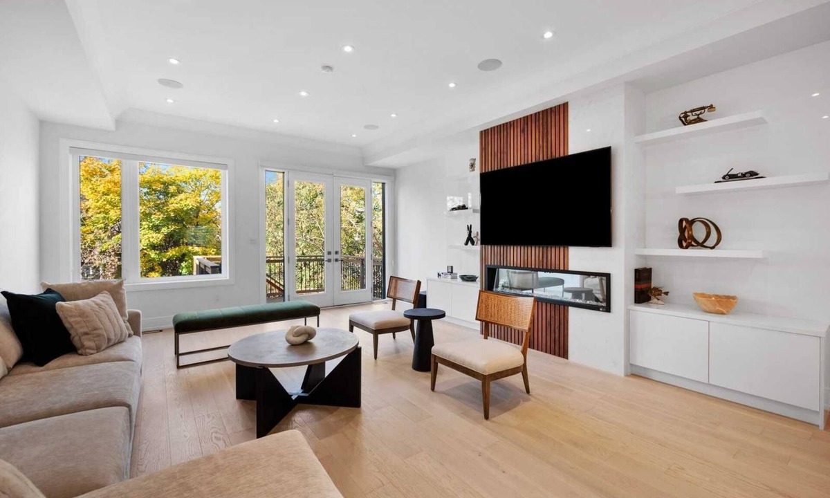 Richmond Hill House | Luxury Home with Sauna, Patio & Backyard Near Lake