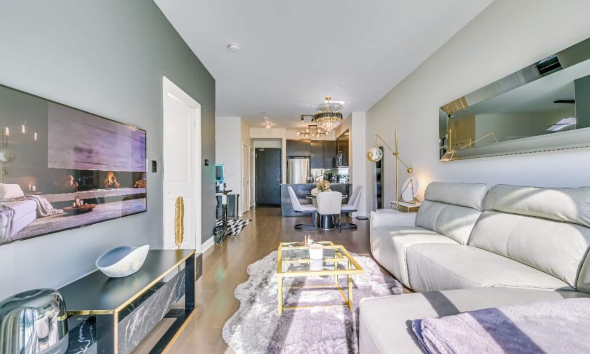 Yorkville Condo | Luxury Modern Condo with Gym and Free Parking