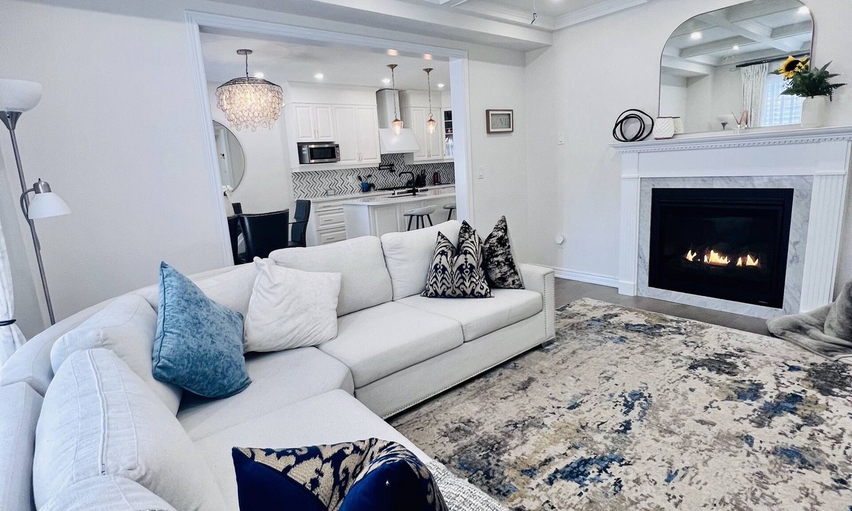 Oakville House | Luxury Oakville Home, Cozy, Hot Tub, Gas Fireplace, 4 Bedrooms, 3.5 Baths