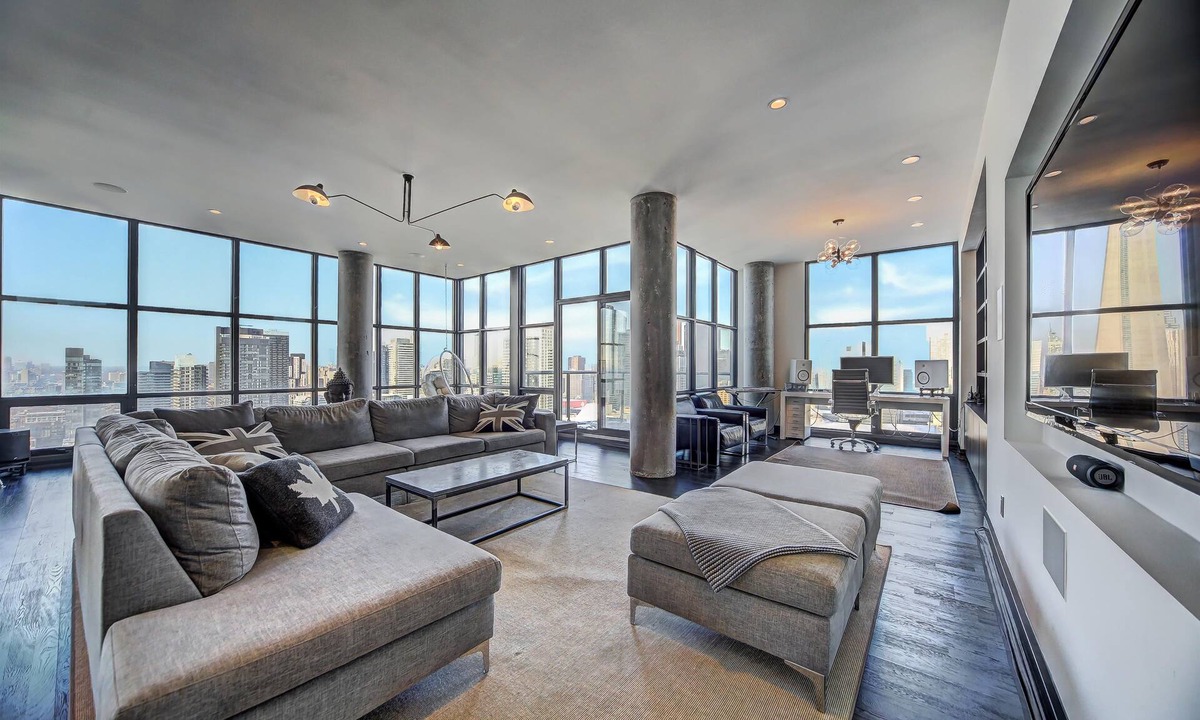 Toronto Entertainment District Apartment | Luxury PENTHOUSE w BREATHTAKING CN TOWER VIEWS