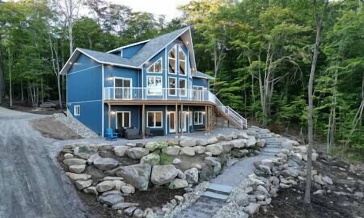 Armour House | Luxury Waterfront Cottage on Little Doe Lake