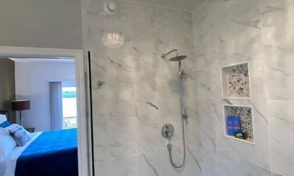 Amherstview House | Luxury Waterfront Kingston