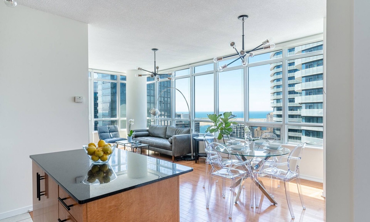 Central Waterfront Hotel | Maple Leaf Square Executive Suite