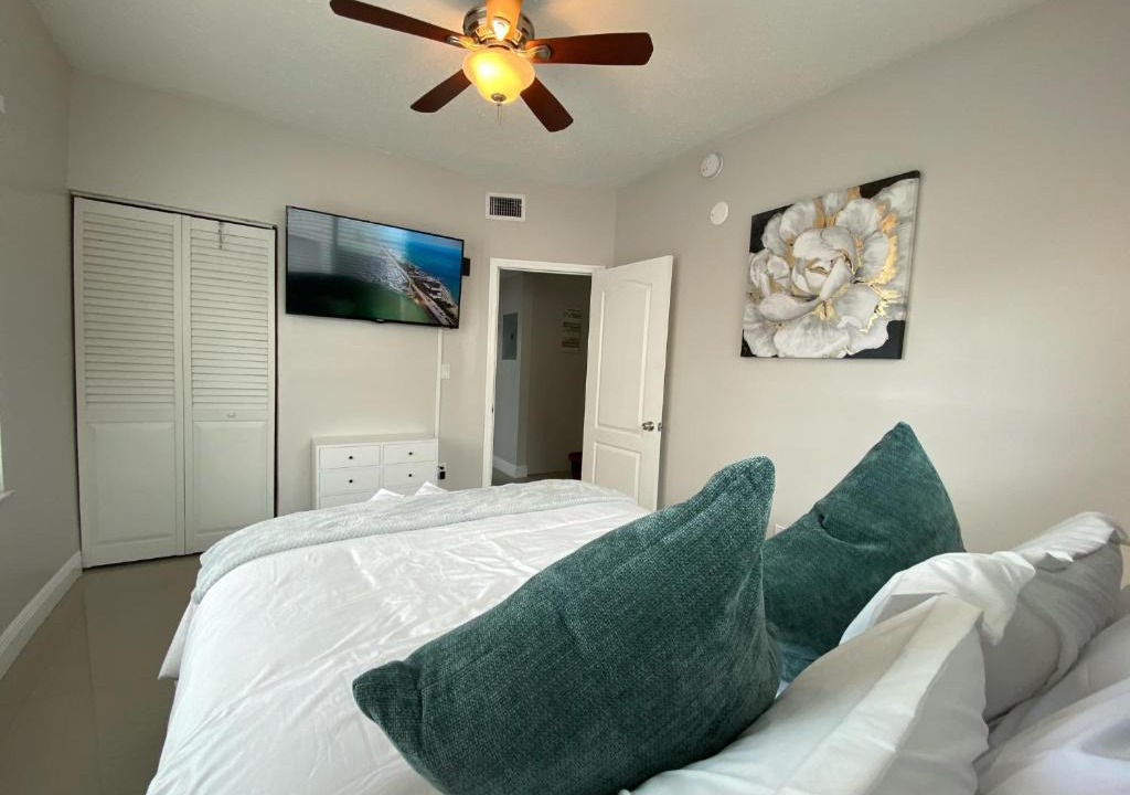 East Little Havana Apartment | Marlins Park Suites - APT 2 - Gallo Suite