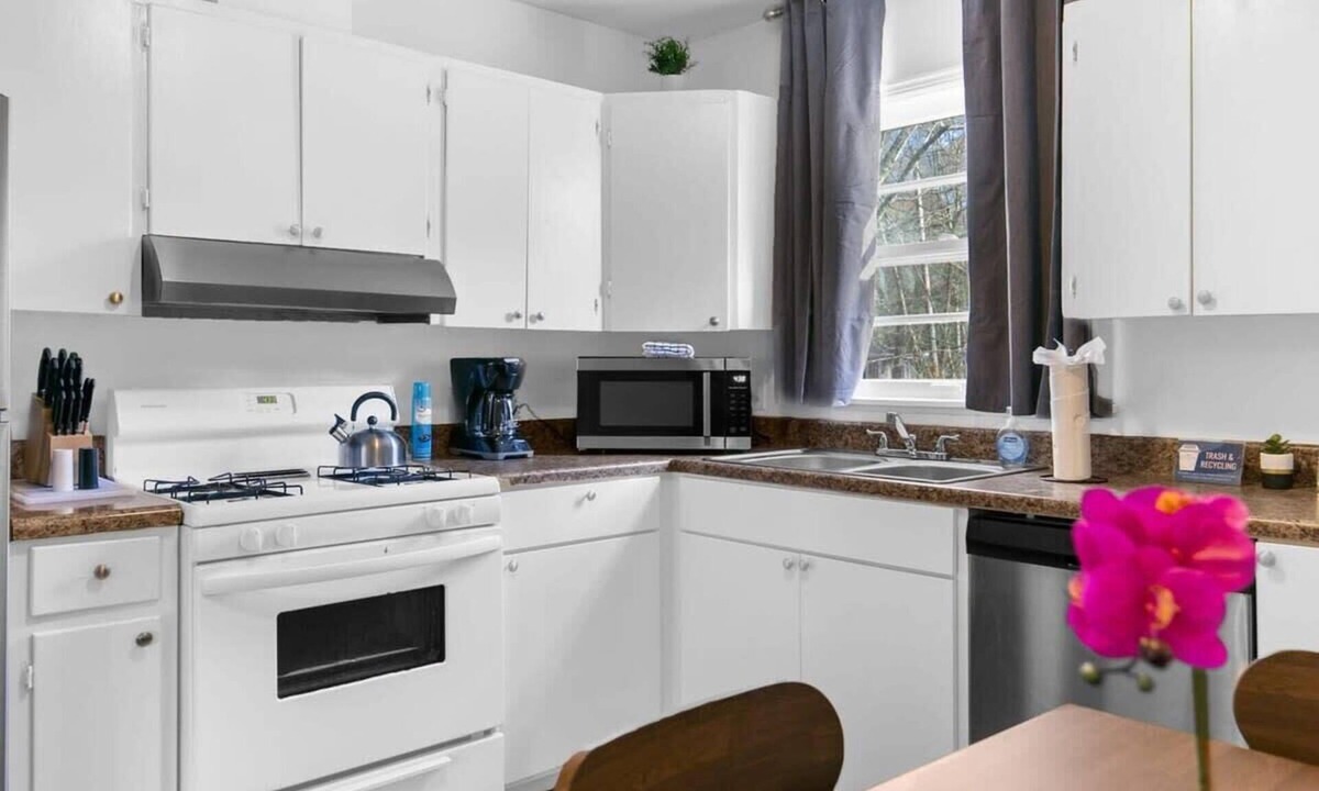 New Castle House | Mins to Hospital, Airport, & Dining- Rooms on Rose