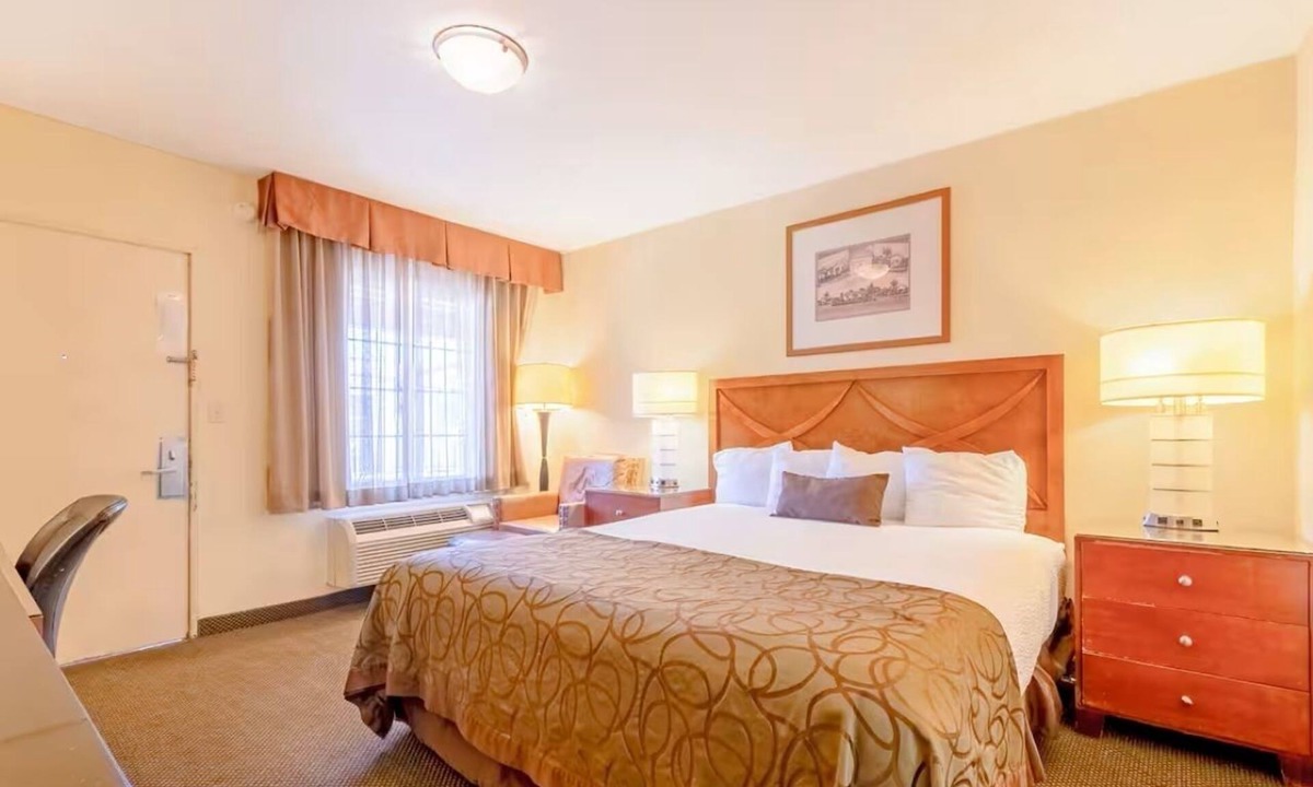 Yuma Townsite Hotel | Minutes to Gateway Park Views | King Bed Stay | Outdoor Pool & Free Parking