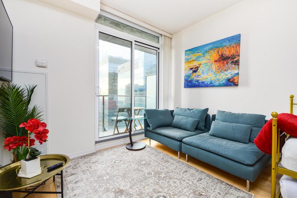 Toronto Entertainment District Apartment | Minutes walk to Scotiabank arena,TIFF, MTCC,CN Tower Condo Downtown Toronto