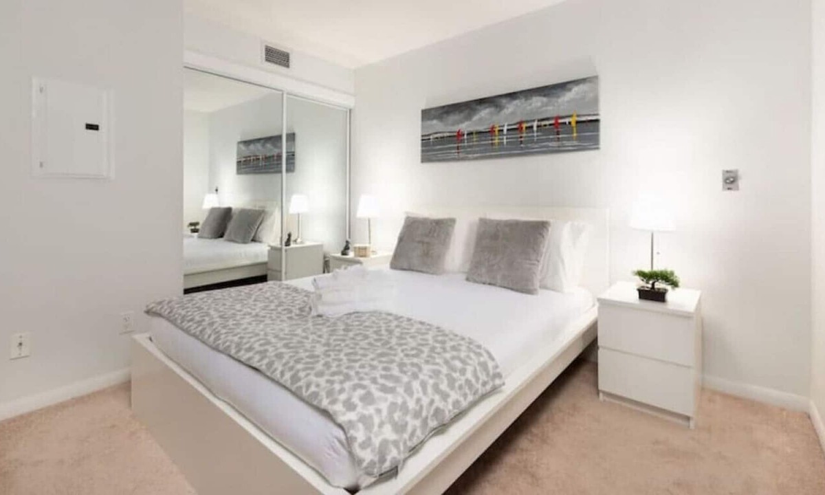 Fort York Condo | Modern 1 Bedroom Suite with Sofabed and balcony