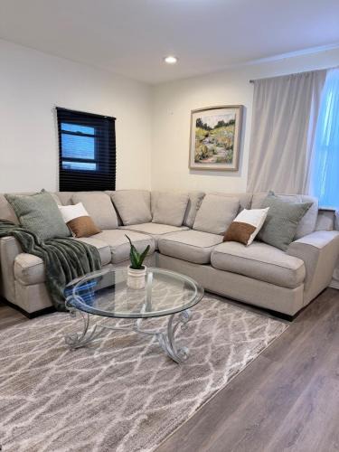 Deer Park Apartment | Modern 2BR Retreat with Full-Kitchen and Living