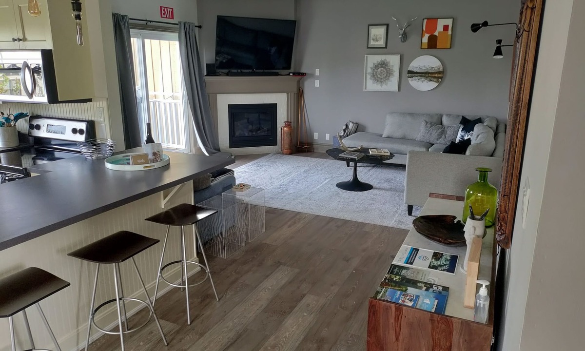 The Blue Mountains Condo | Modern 3 Bedroom, 2 Bath Condo w/pool near village