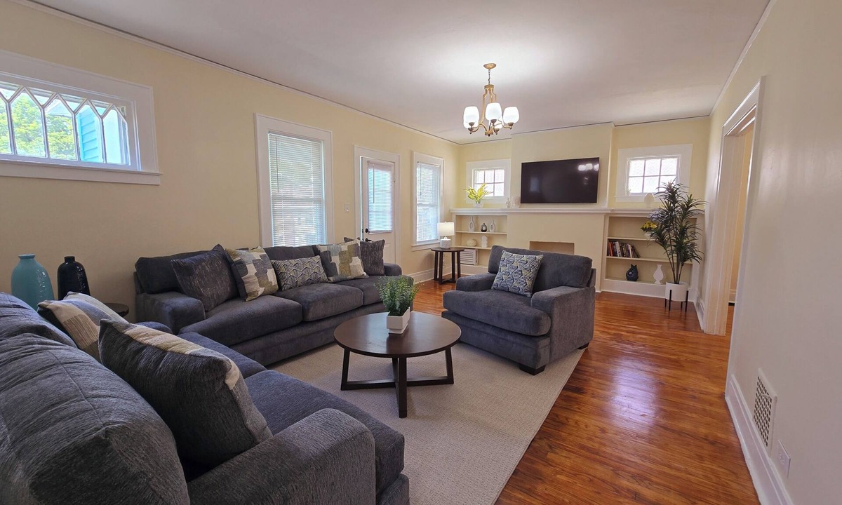 Eastside House | Modern 3-bedroom house in Syracuse. Ideal for SU events and business stay.