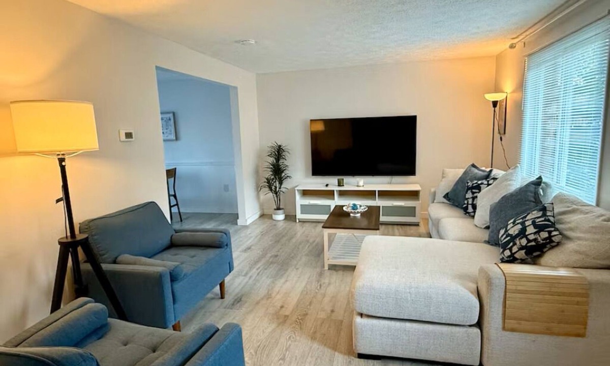 South Hills House | Modern 3BR Townhouse Close To Downtown Pittsburgh