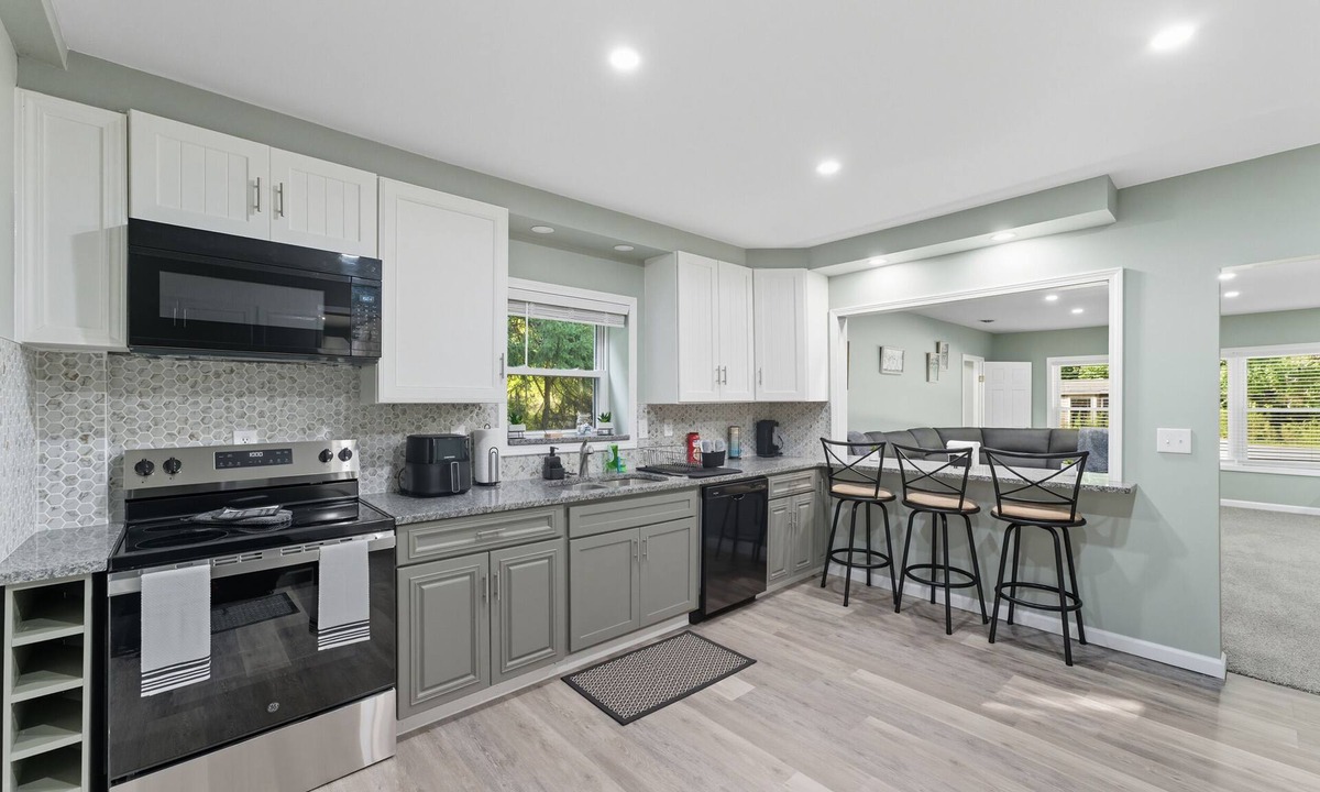 Pymatuning South House | Modern 4-bedroom house on PYM Lake with hot tub