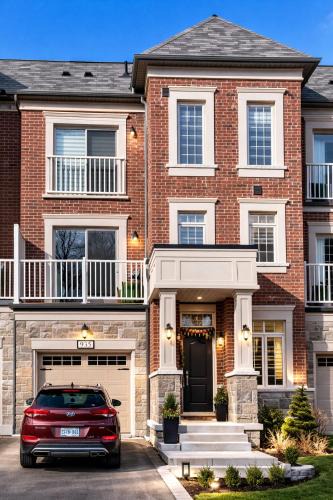 Ajax House | Modern 4Bedroom Retreat I 2Car Parking I Steps from the Ajax Waterfront
