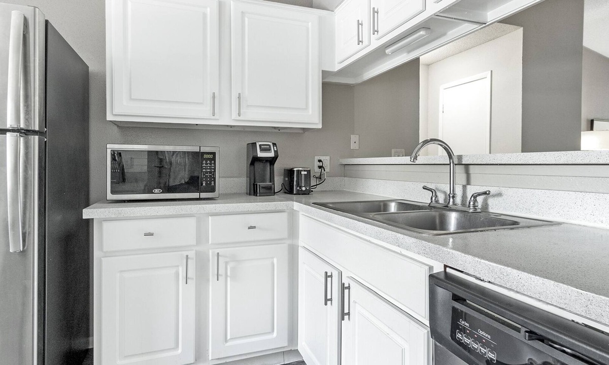 Greater Northdale Apartment | Modern Apartment in Prime Location (ID1241)