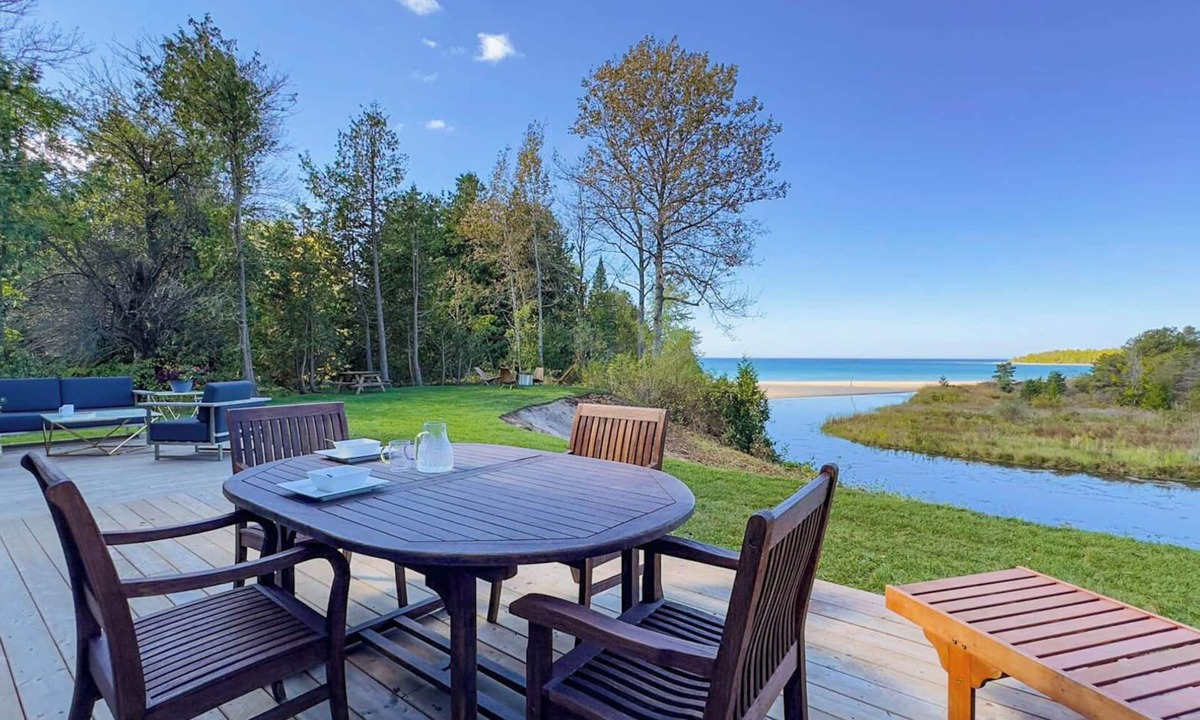 Inverhuron Cottage | Modern Classic *LakeViews*