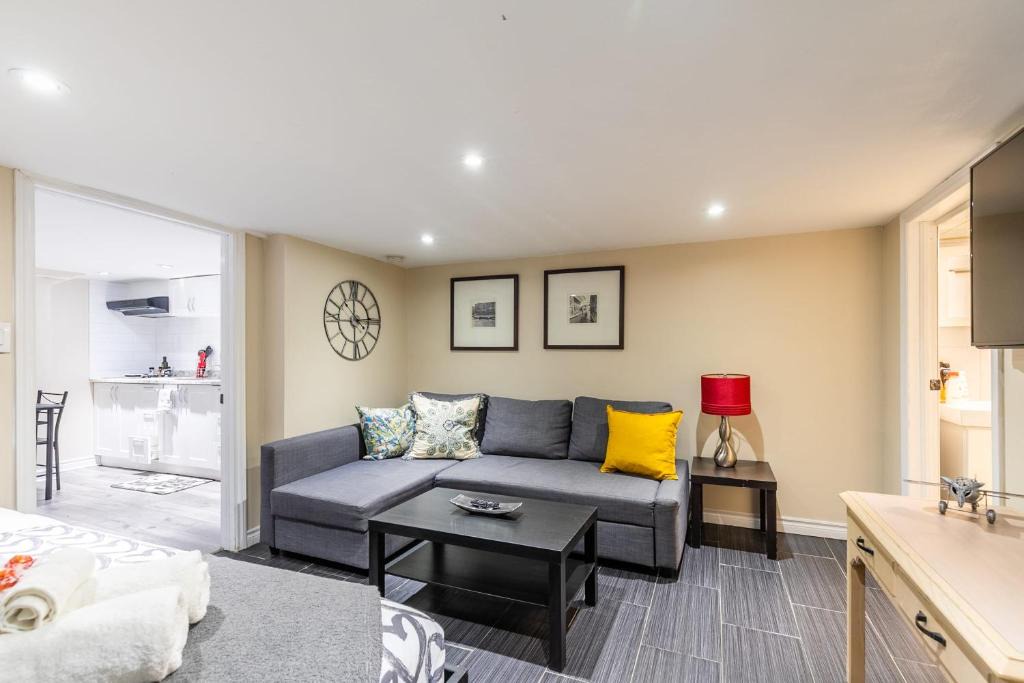 Earlscourt Apartment | Modern & Cozy 1BR Condo Unit - Heart Of St Clair West