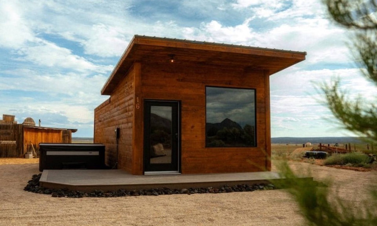 Colorado City Cabin | Modern Desert Cabin with Hot Tub & Sauna Access