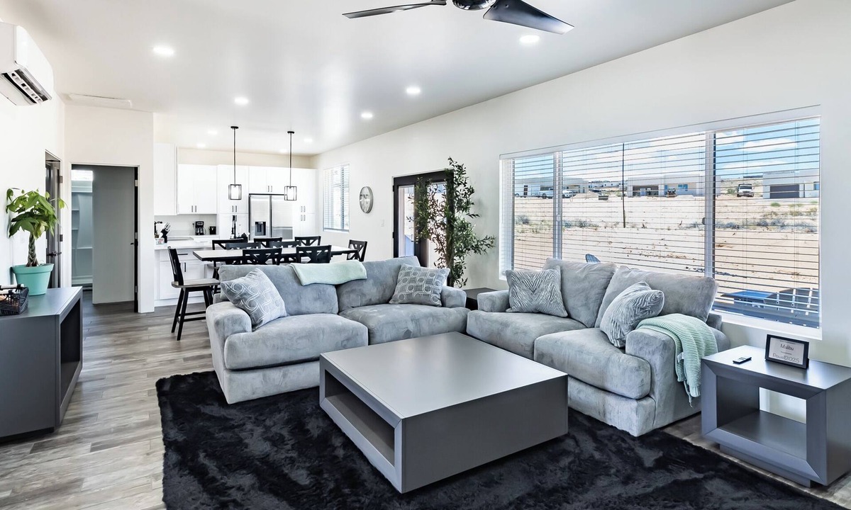 Greenehaven House | Modern Family Home - Close to Lake Powell -Hot Tub-2 King Suites -EV Charger