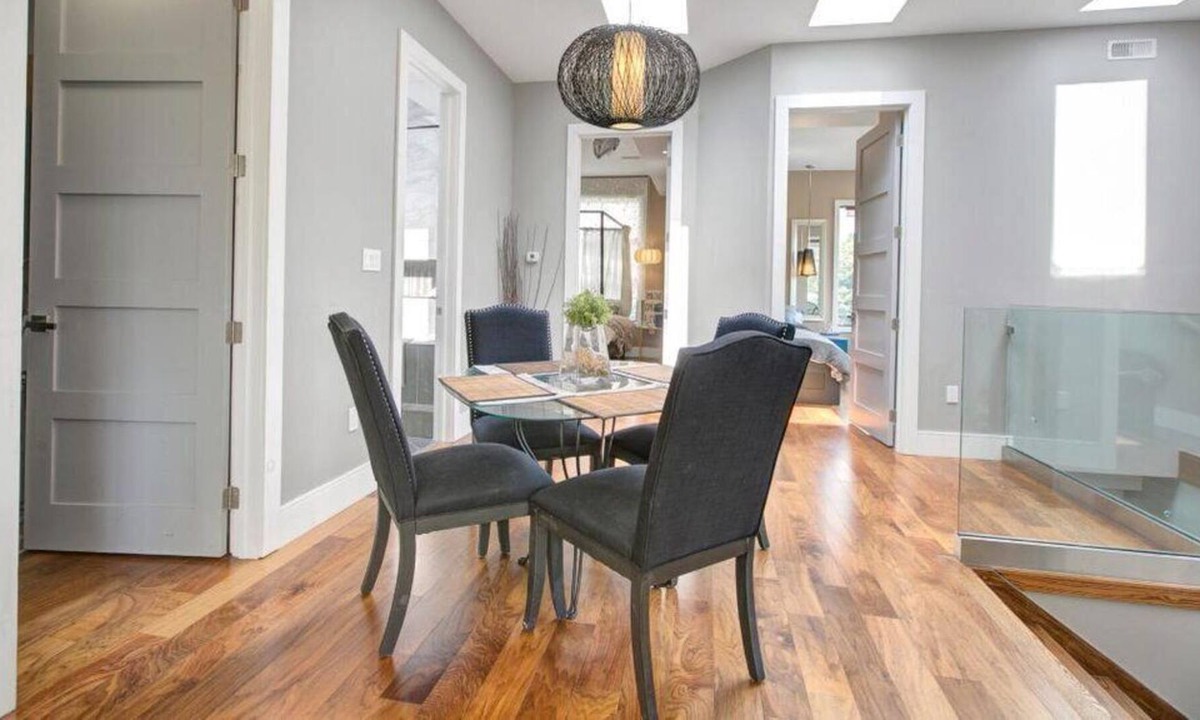 East York House | Modern, high-end home, LOTs of natural lighting - 10 Min to Downtown!