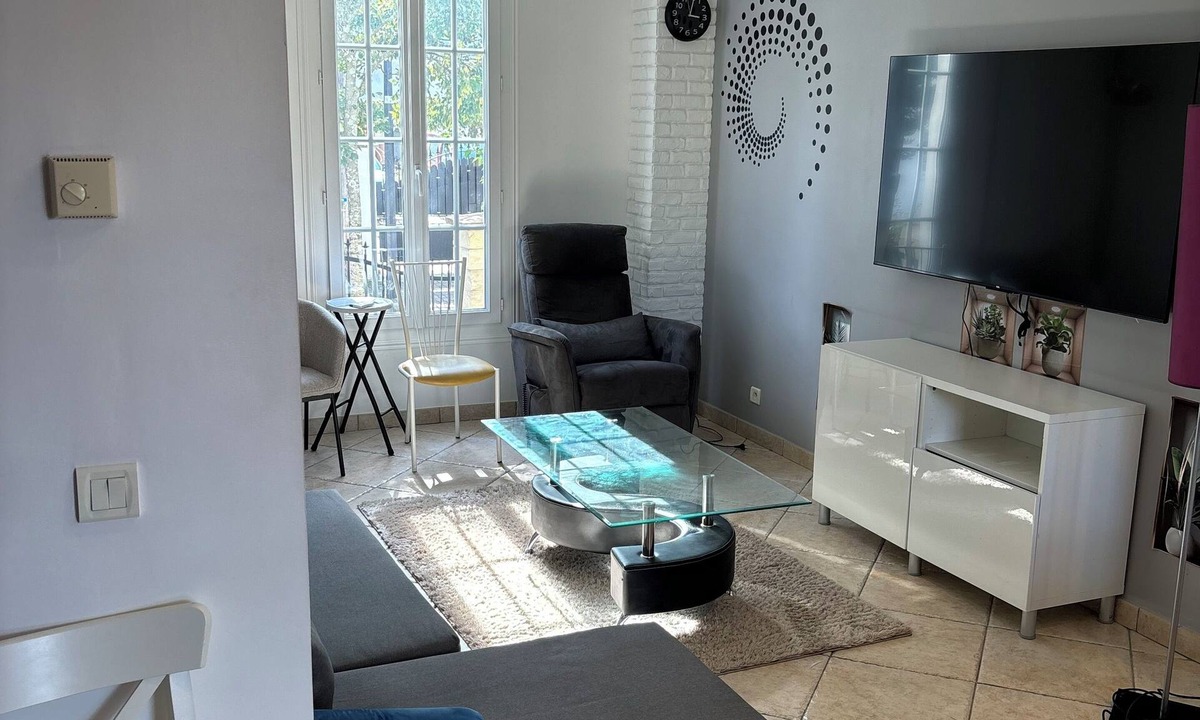 Bobigny House | Modern house with garden telecommuting space