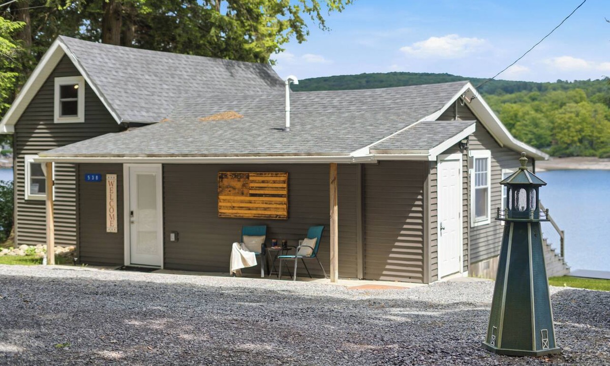 Hamilton House | Modern Lake Retreat, Sleeps 8, 5 min to Colgate