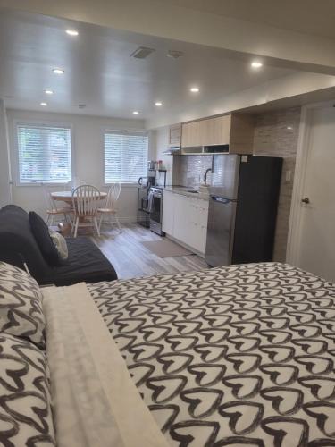 Guelph Apartment | Modern studio with kitchenette and bath