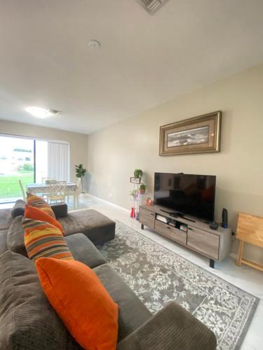 Haines City House | Modern Tropical Family Retreat near Legoland, Disney, Universal and Bok Towers