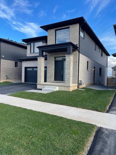 Fonthill Apartment | Modern, well-equipped, and centrally located
