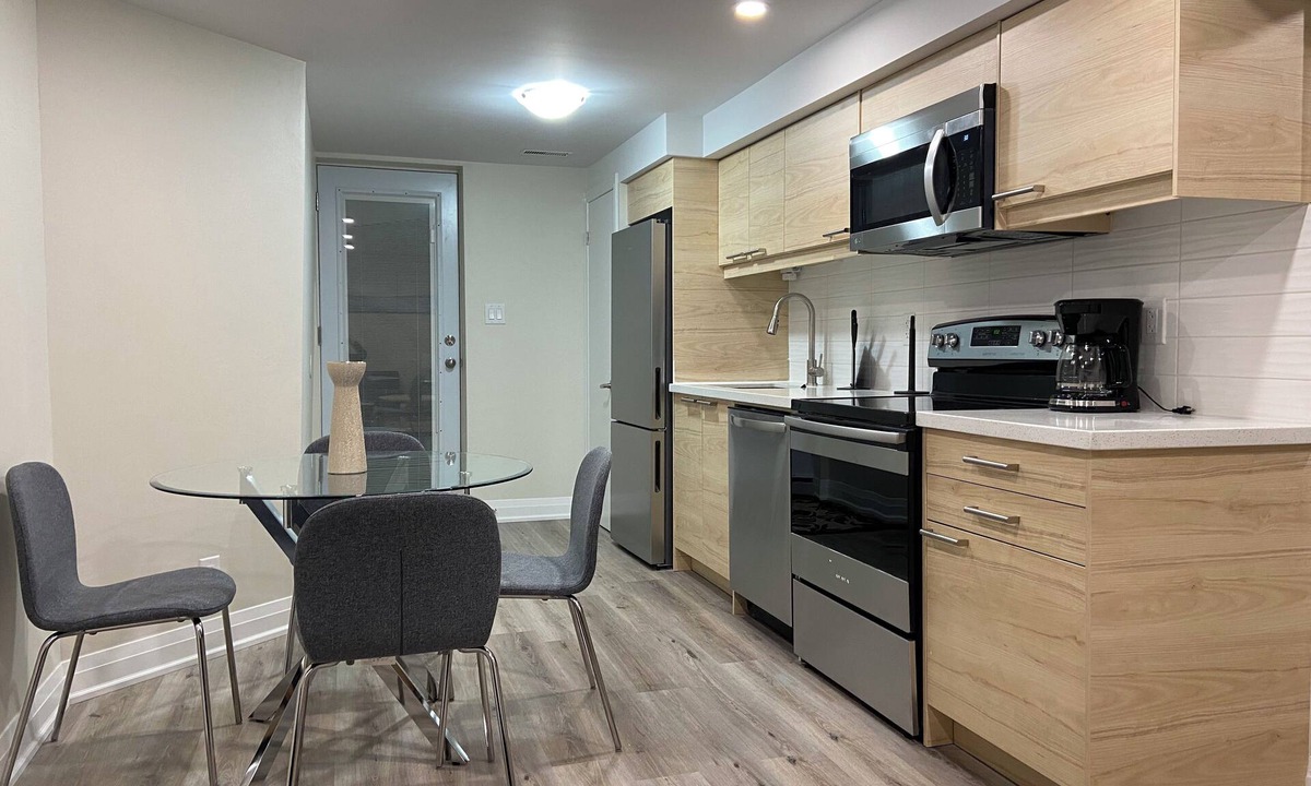 East Credit House | Modernized, Sleek & Cozy Suite, Streestville