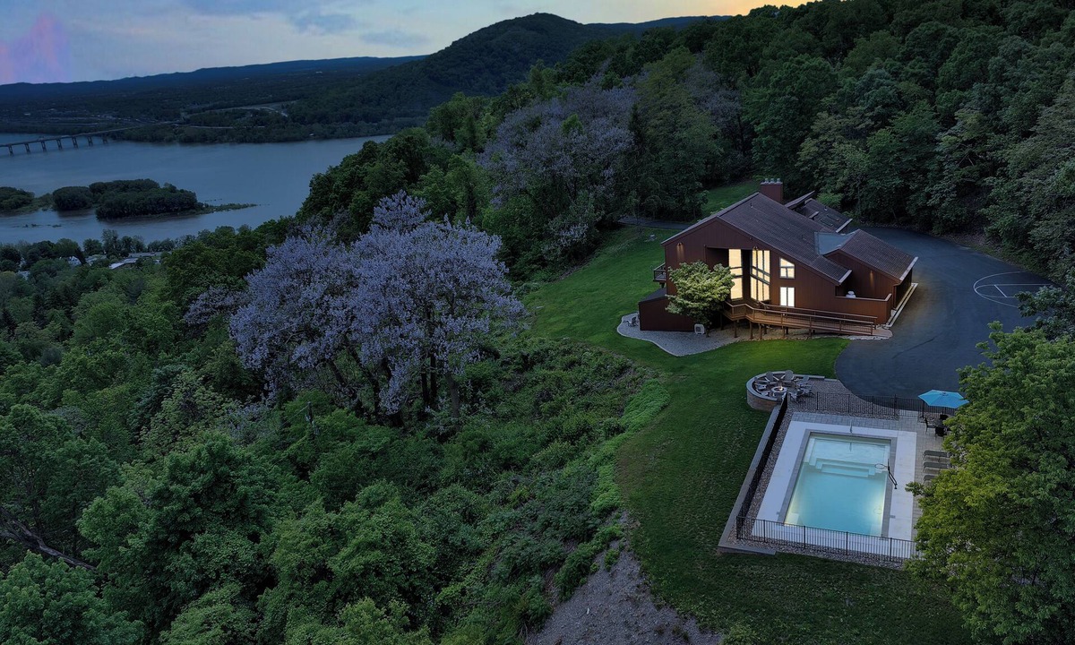 Harrisburg House | Mountain Retreat ★ HEATED POOL ★ Amazing Views!