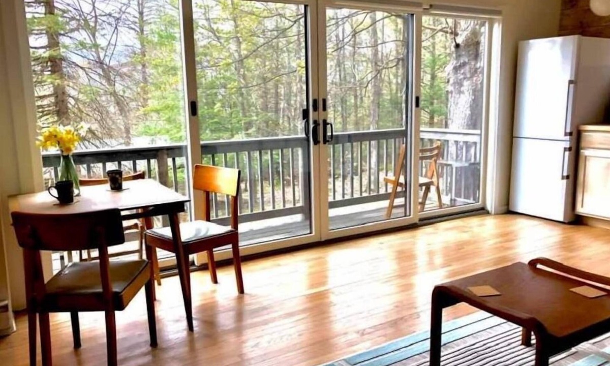 Woodstock Cottage | Mountain view, mid-century style, 1 mile to town!