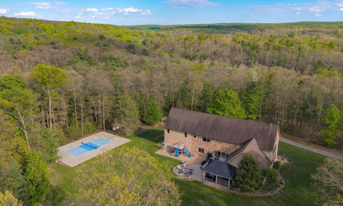 Elliottsburg Cabin | Mountaintop Cabin|Game Room|Pickleball
