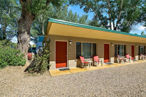 Zion National Park East Entrance Hotel | Mt Carmel Motel in Southern Utah