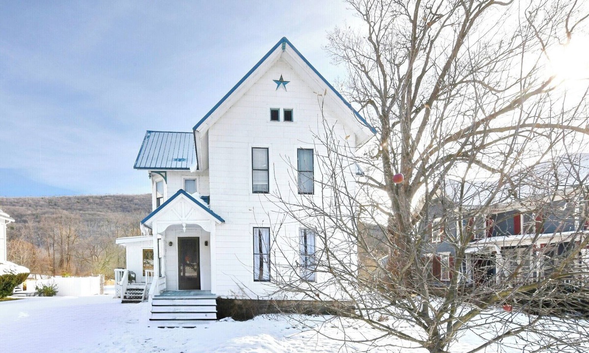 Naples House | Naples Wine Country 5BR Sleeps 16 Hot Tub Near Bristol Mountain Ski Resort